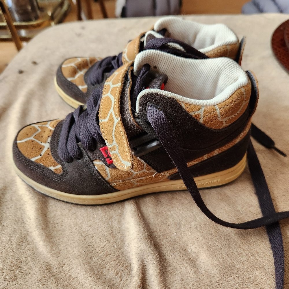 DC size 5 giraffe print high top shoes